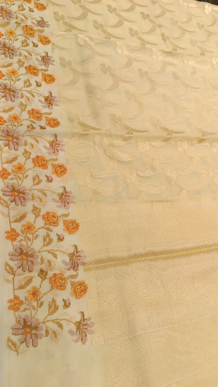 Cream Organza Saree with Heavy Embroidery Border | Manglam Banaras