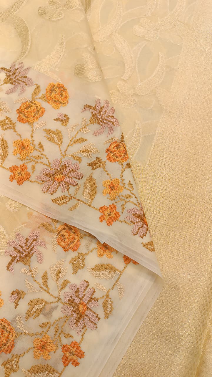 Cream Organza Saree with Heavy Embroidery Border | Manglam Banaras